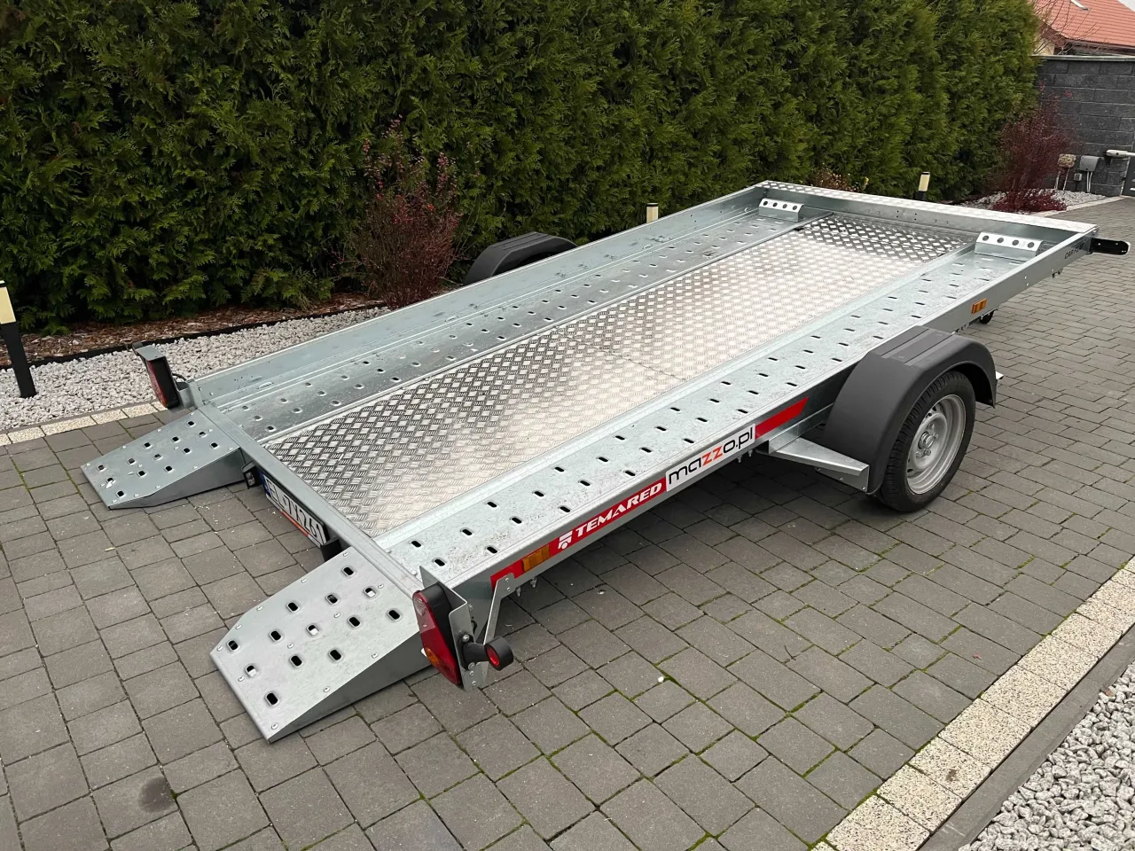 Nowy autolaweta kat C wynajem. Idealny do transportu pojazdów. Solidna konstrukcja, gotowy do pracy.