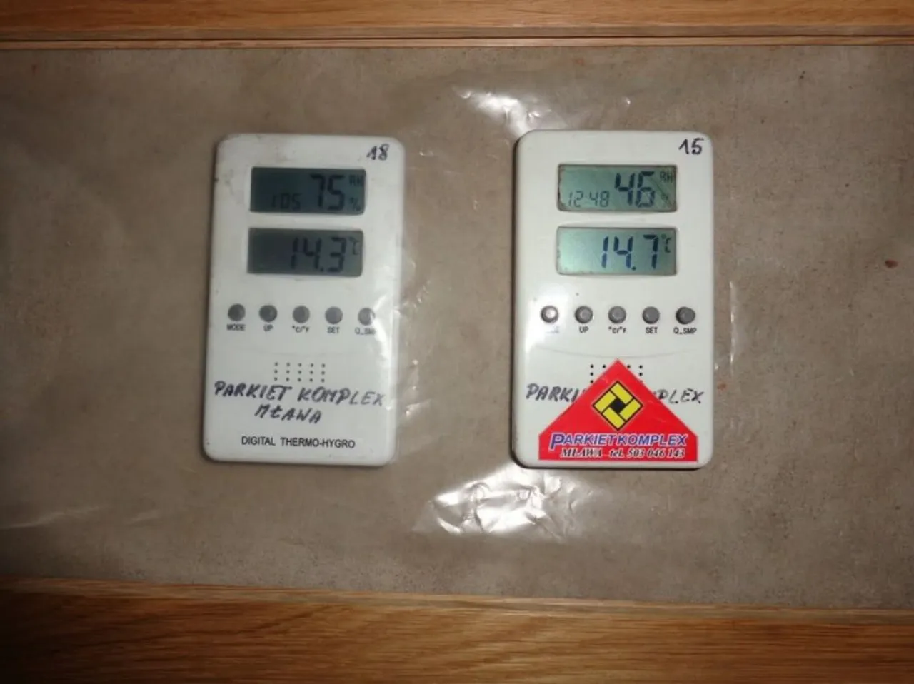 Dwa higrometry pokazują wilgotność 75% i 46%, temperaturę 14.3&deg;C i 14.7&deg;C. Sprawdzamy, ile schnie wylewka samopoziomująca pod panele.
