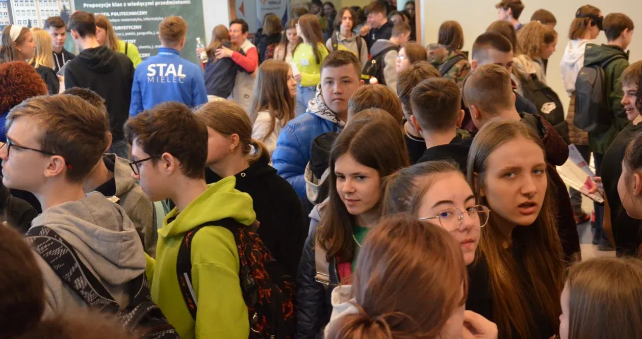 Młodzi ludzie na targach edukacyjnych