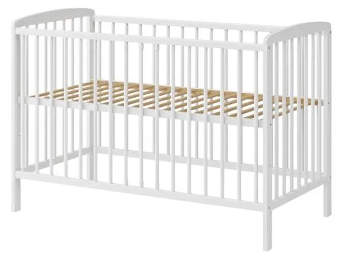 puste łóżeczko dla niemowlaka bez poduszek i kocyków