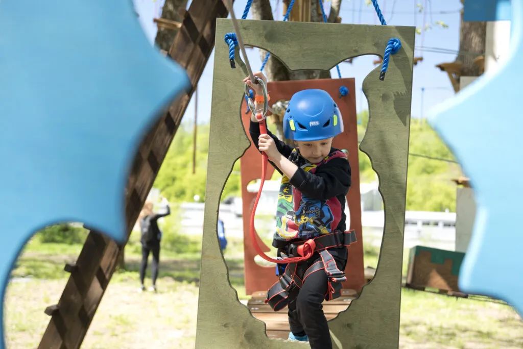 dziecko w uprzęży park linowy asekuracja ciągła
