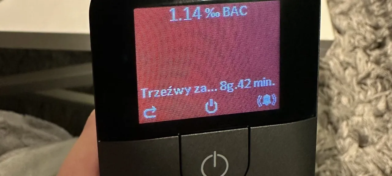 kierowca pije kawę i myśli że jest trzeźwy