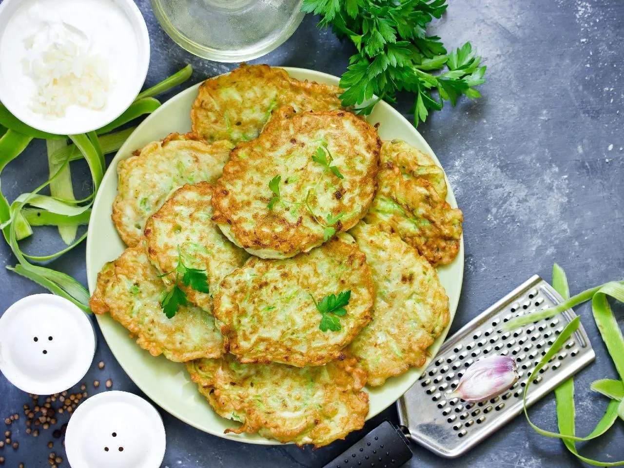 Placki z cukinii gotowe do podania. Zastanawiasz się, jakie przyprawy do plack&oacute;w z cukinii? Czosnek i zioła to świetny wyb&oacute;r!