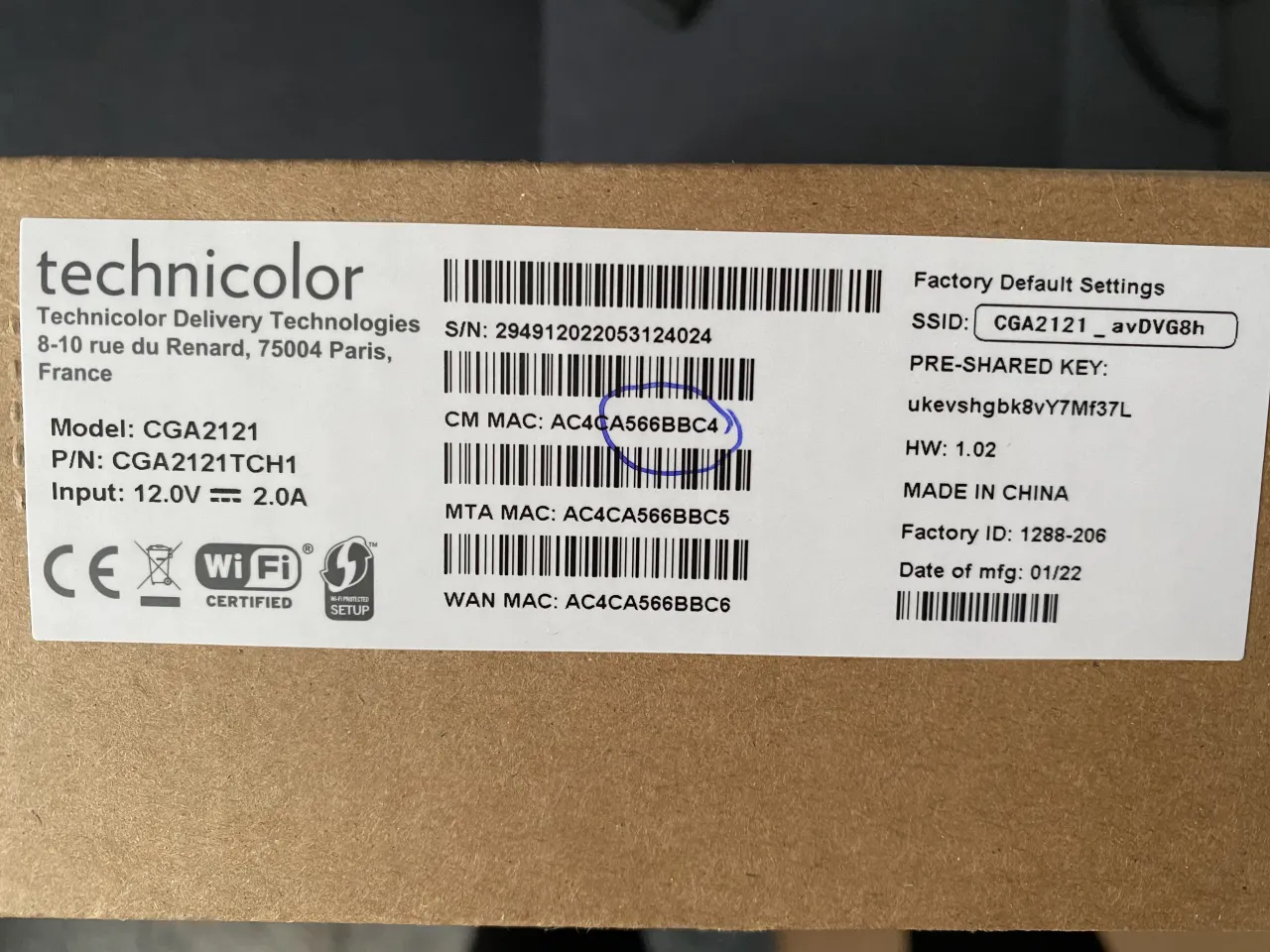 naklejka z hasłem na routerze Wi-Fi