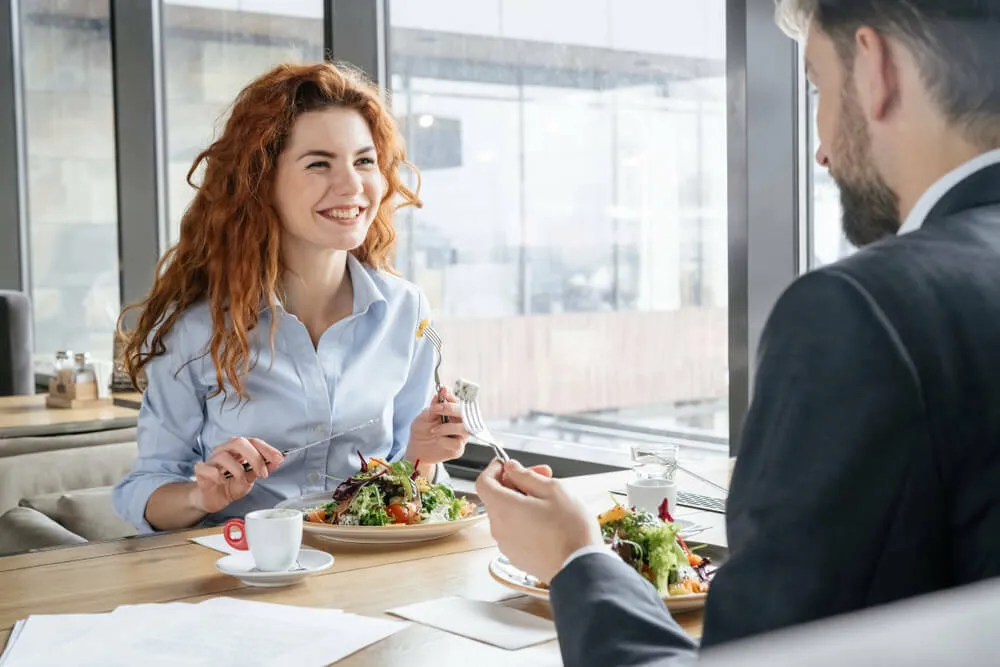 Bewerbungsgespr&auml;ch in einem Restaurant oder Caf&eacute;
