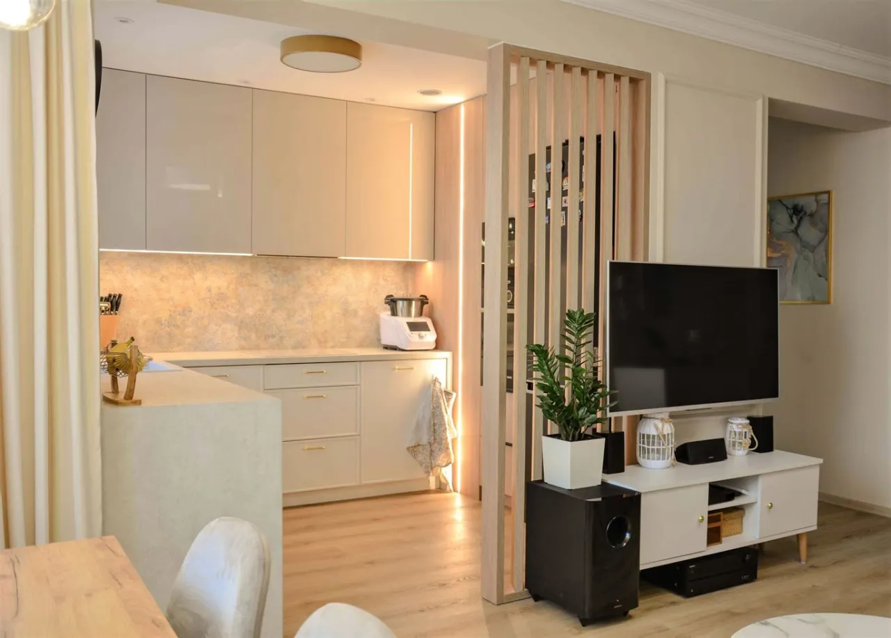 lamele oddzielające kuchnię od salonu