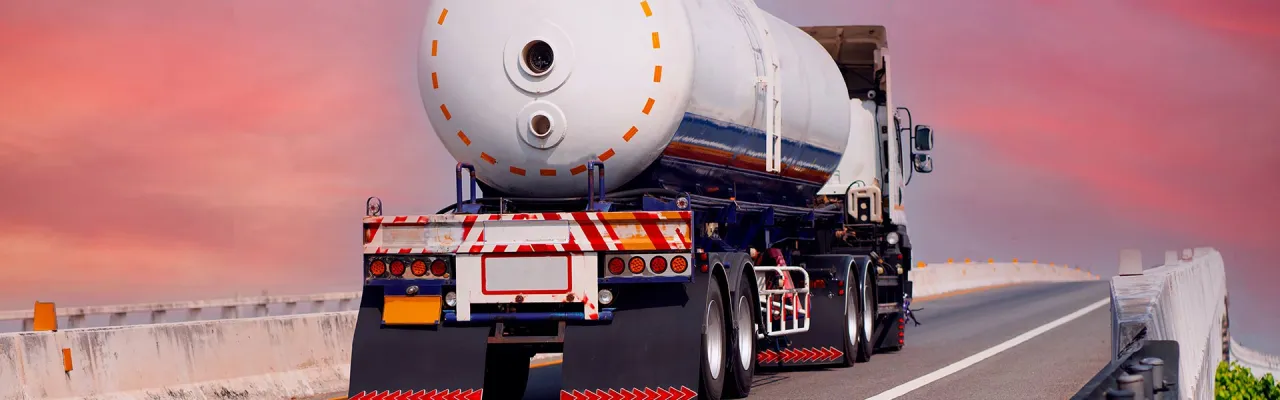 Kierowca ciężarówki z certyfikatami ADR lub obsługujący specjalistyczny ładunek