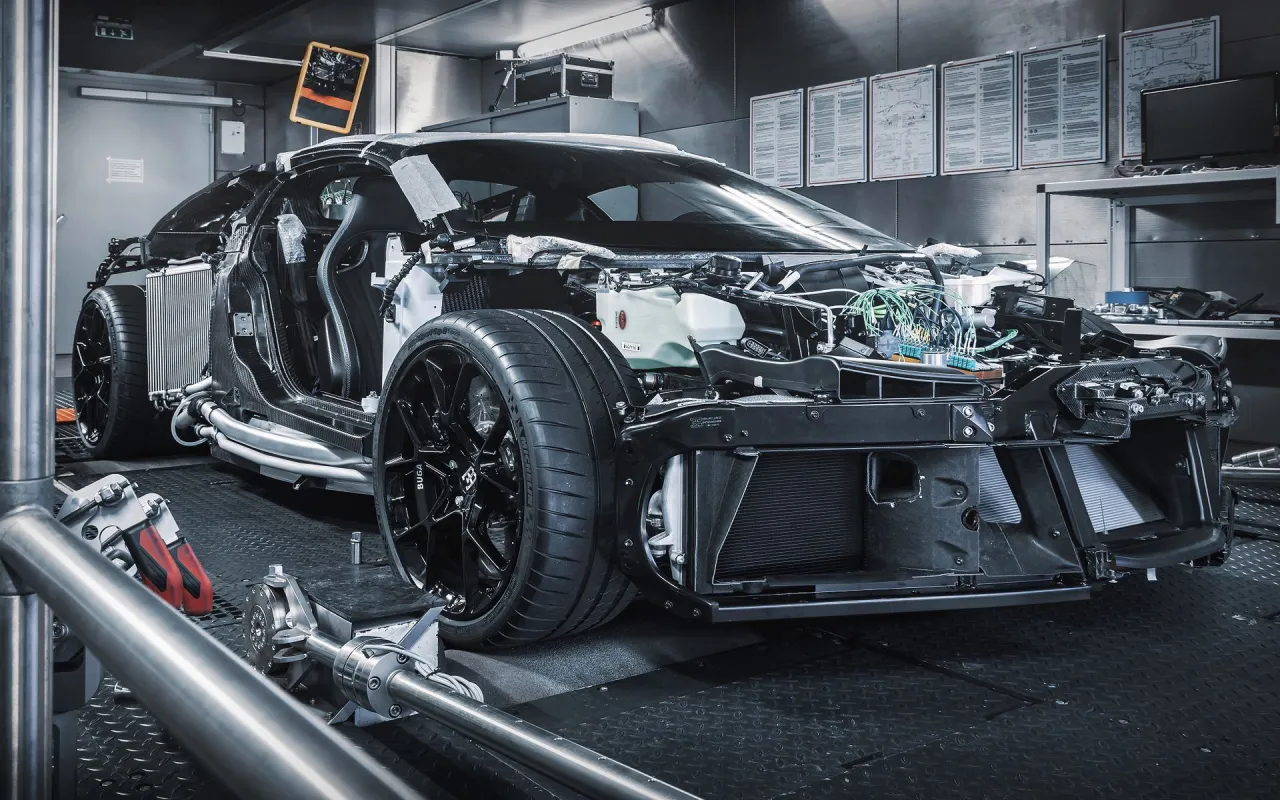 Bugatti Centodieci w trakcie budowy. Zastanawiasz się, ile kosztuje Bugatti Centodieci? To dzieło sztuki motoryzacyjnej.