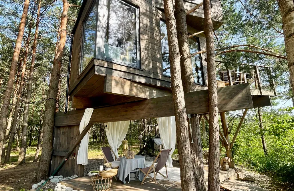 unikalne noclegi w Polsce glamping domek na drzewie