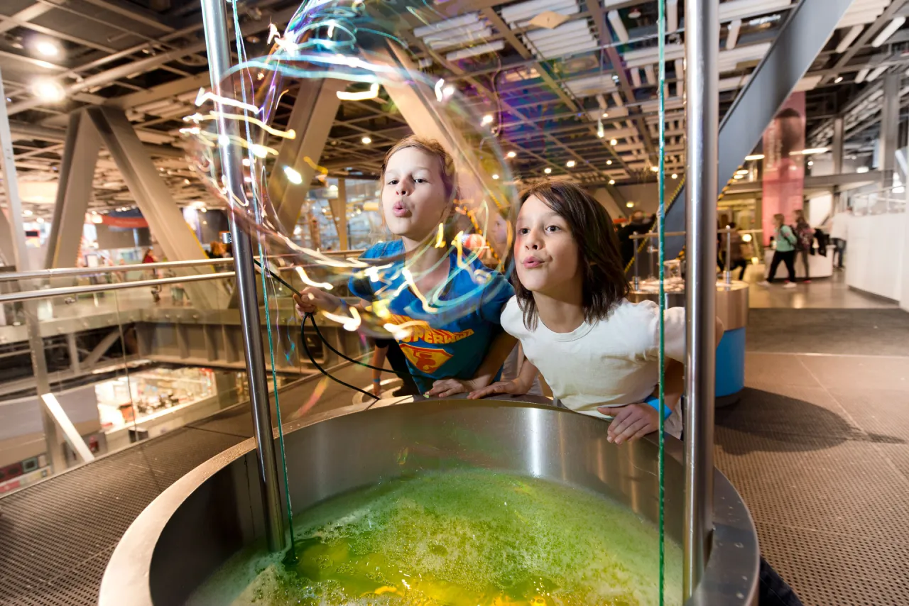 Dzieci tworzą bańki w Centrum Nauki Kopernik &ndash; świetne miejsce, co zwiedzić w Warszawie z dziećmi!