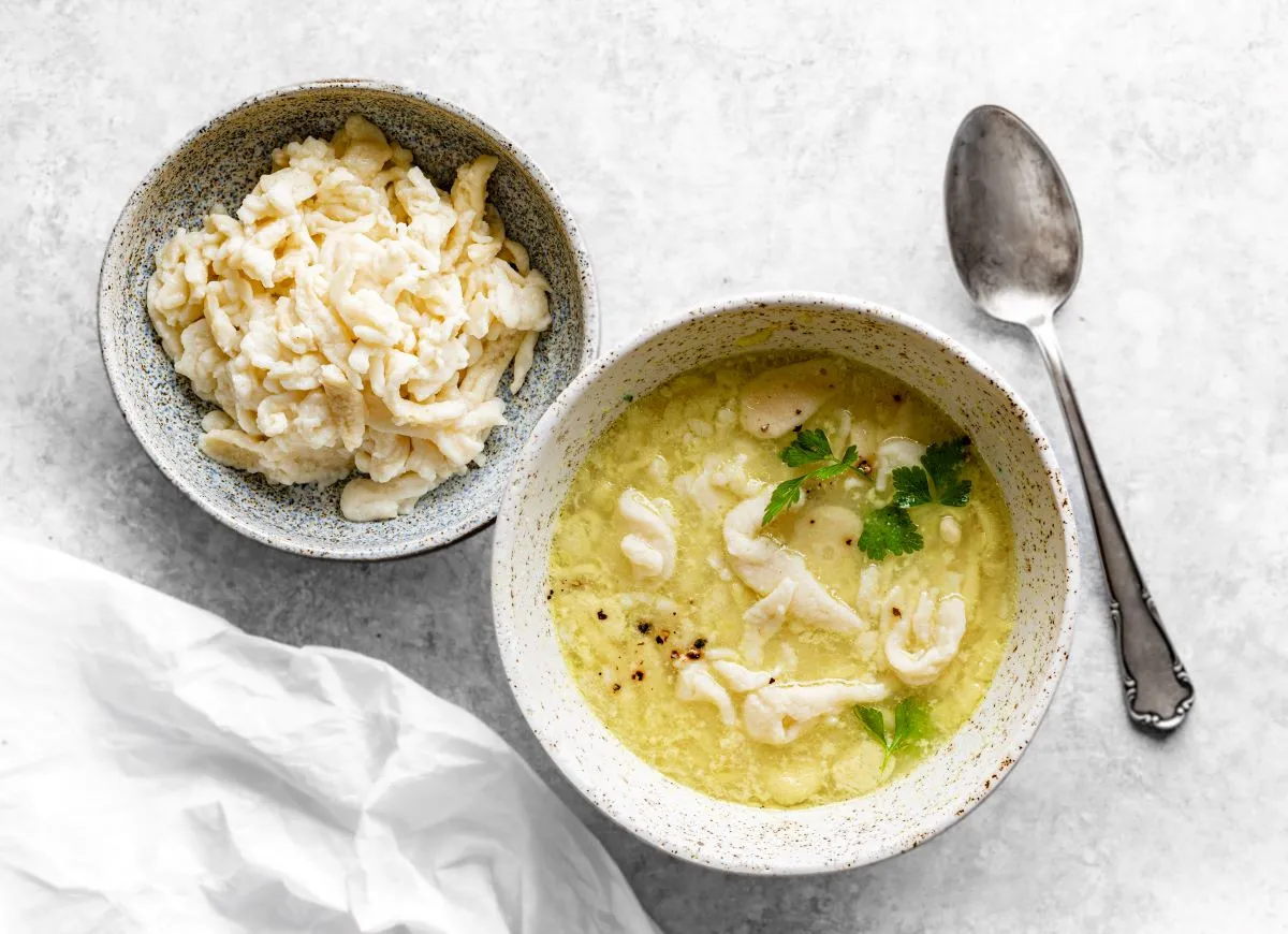 Kluski lane z rosołem i z sosem