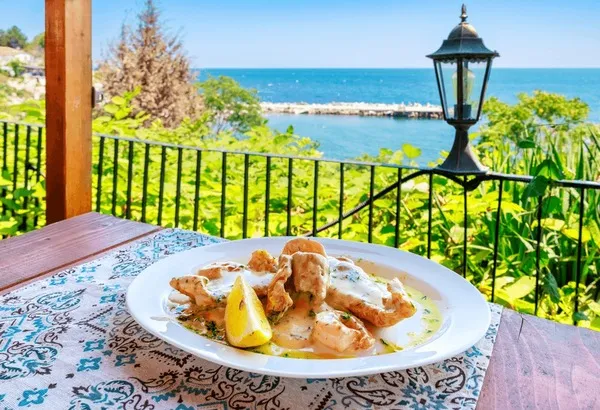 Plat traditionnel bulgare en bord de mer