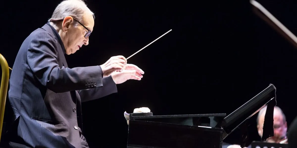 Ennio Morricone dyryguje orkiestrą