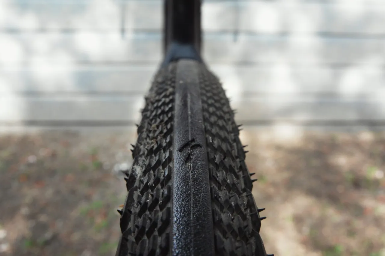 różne typy opon rowerowych slick semi-slick gravel