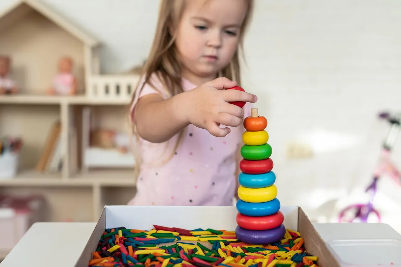 dziecko dotyk rozw&oacute;j sensoryczny