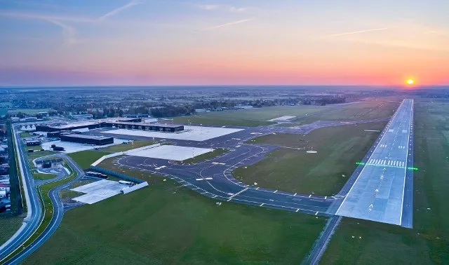 Lotnisko Radom pusty terminal pasażerowie