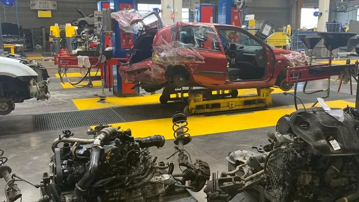 Comparaison visuelle entre une casse auto physique et un site web de pièces détachées