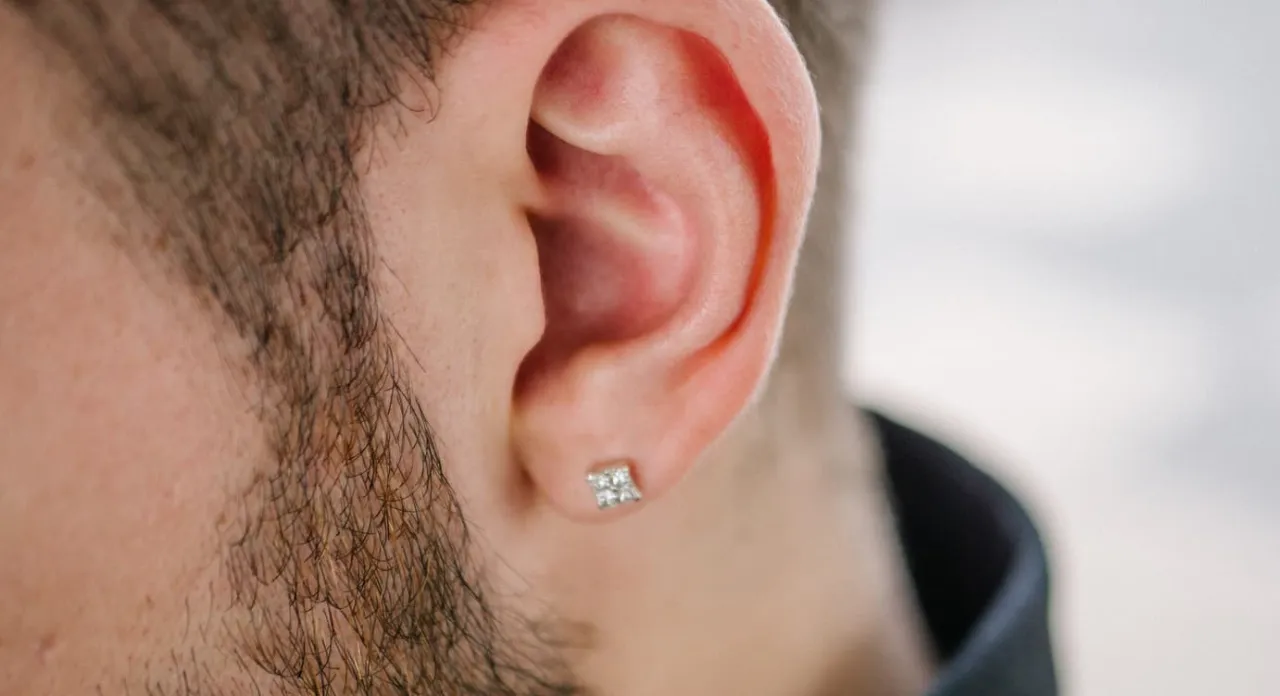 rodzaje kolczyków do ucha męskie i damskie