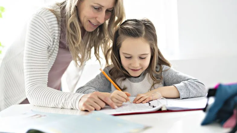 dziecko czyta książkę z rodzicem dysleksja wsparcie