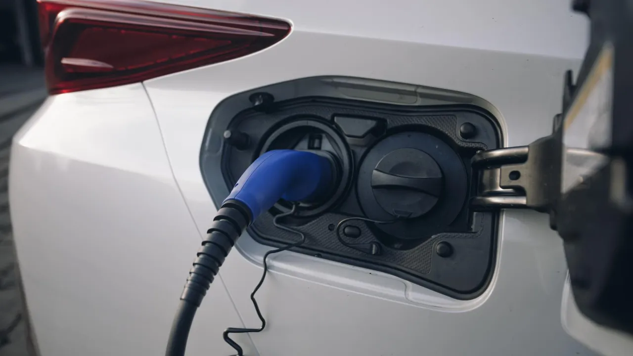 Samoch&oacute;d hybrydowy plug-in ładowanie z gniazdka