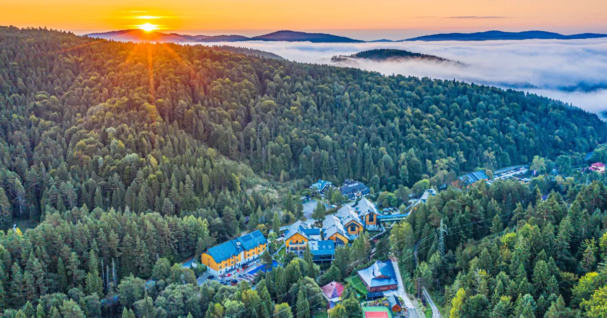 panorama Krynicy-Zdroju z g&oacute;rami w tle