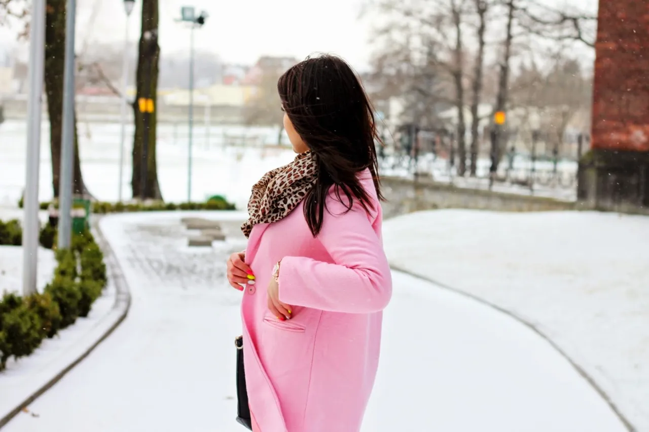 Płaszcz pudrowy r&oacute;ż stylizacje ponadczasowe