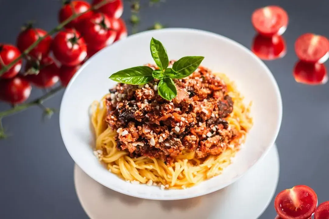 soczewica grzyby i tofu jako dodatki do spaghetti