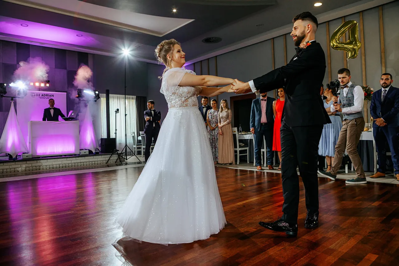 Para Młoda tańczy na weselu, DJ Adrian gra muzykę, a goście obserwują. Jak zem lecioł na wesele, to właśnie tak wyglądał ten magiczny moment.