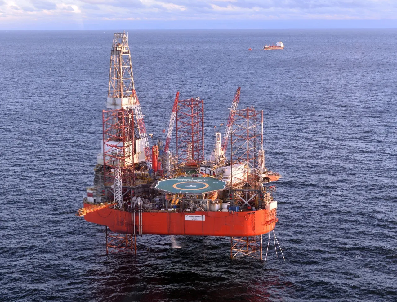 Pracownicy platformy wiertniczej na pokładzie