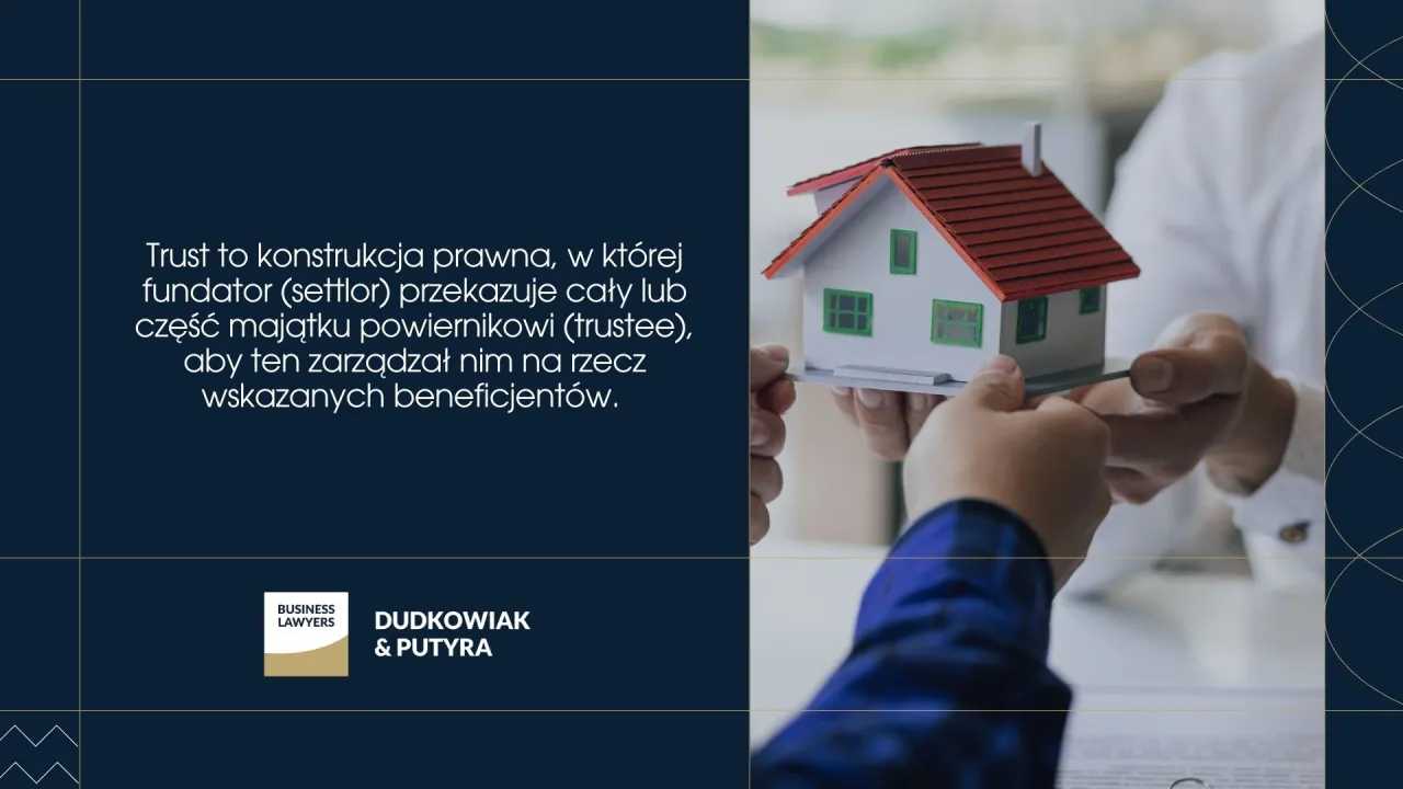 Fundusz powierniczy co to? Przekazanie mienia powiernikowi, kt&oacute;ry zarządza nim dla beneficjent&oacute;w. Dwie ręce przekazują sobie model domu.