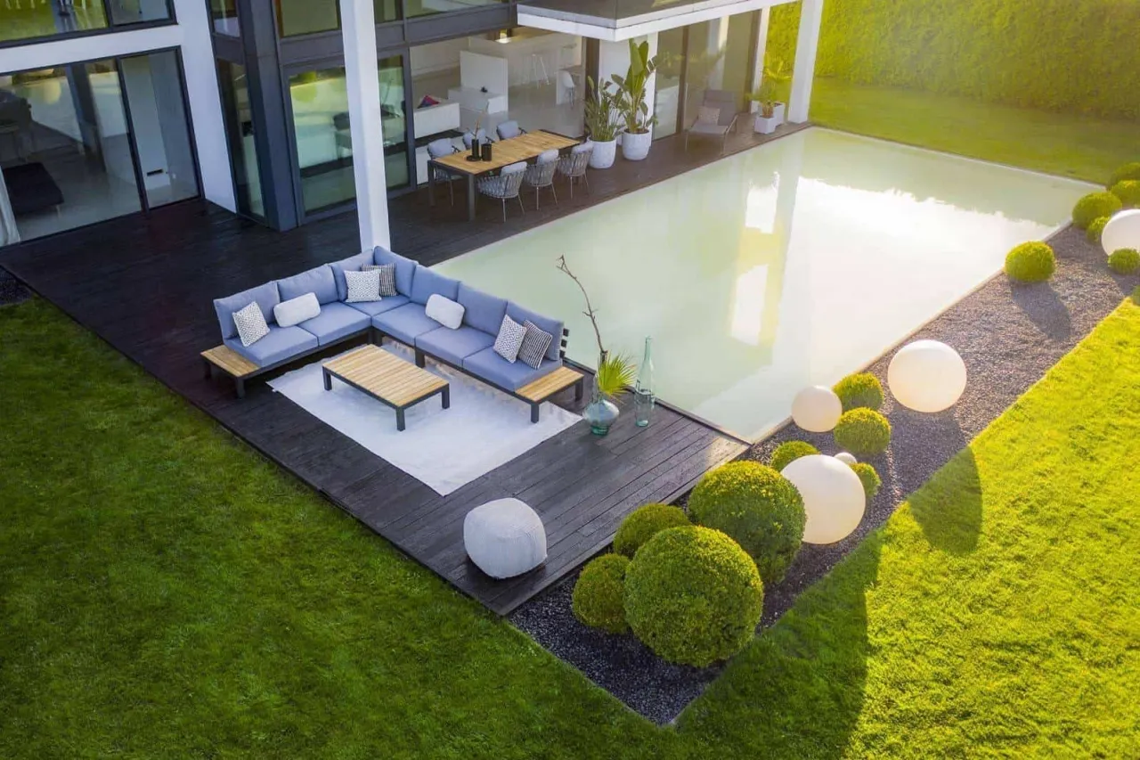 Aranżacja tarasu z dywanem i roślinami