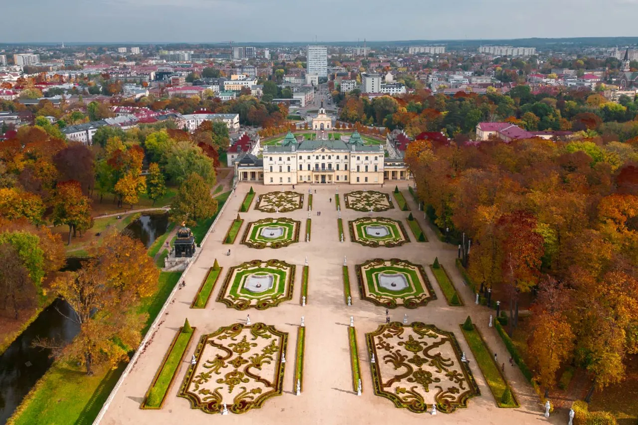 Pałac Branickich w Białymstoku, otoczony jesiennym parkiem, to jedno z najpiękniejszych miejsc w Polsce na weekend.
