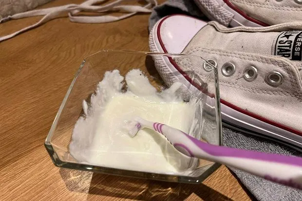 domowe sposoby czyszczenia białych butów soda pasta do zębów