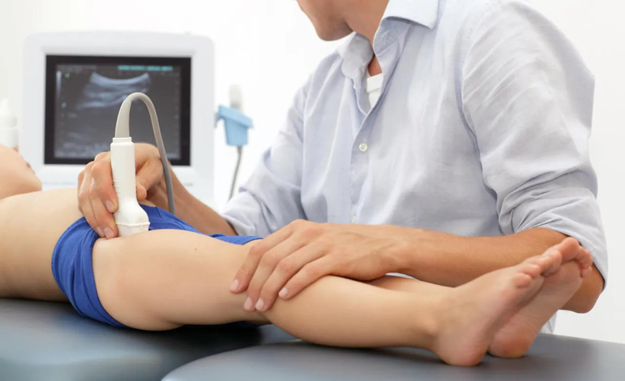 Kind mit H&uuml;ftschmerzen beim Arzt Untersuchung