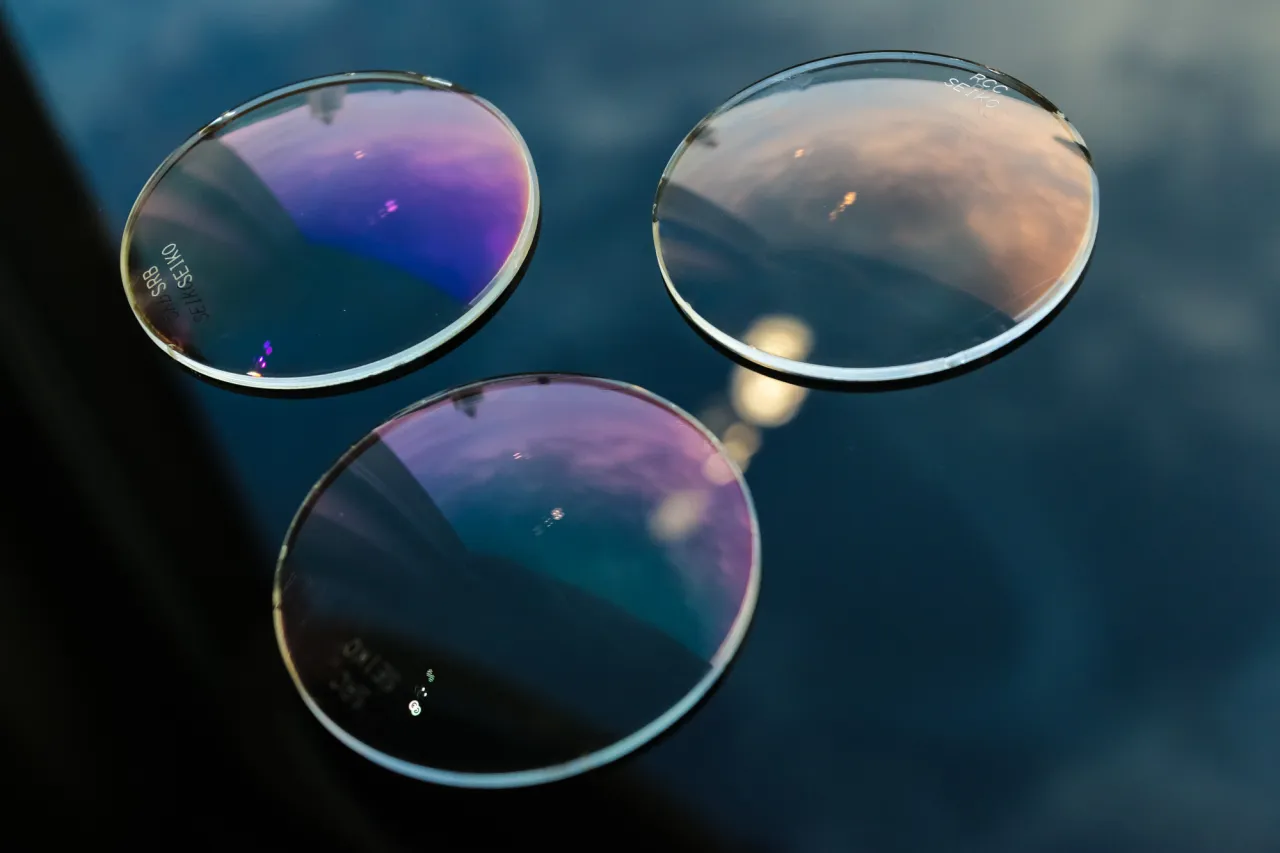 przekrój szkła okularowego z powłokami