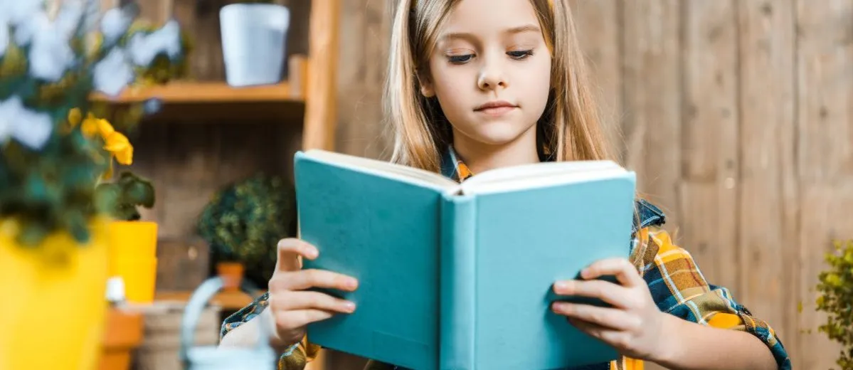 dziecko z dysleksją czyta z trudem