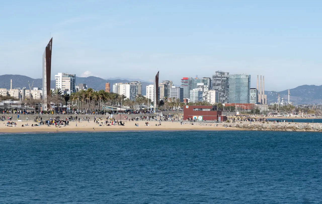 Panorama Barcelony z widokiem na morze i plaże