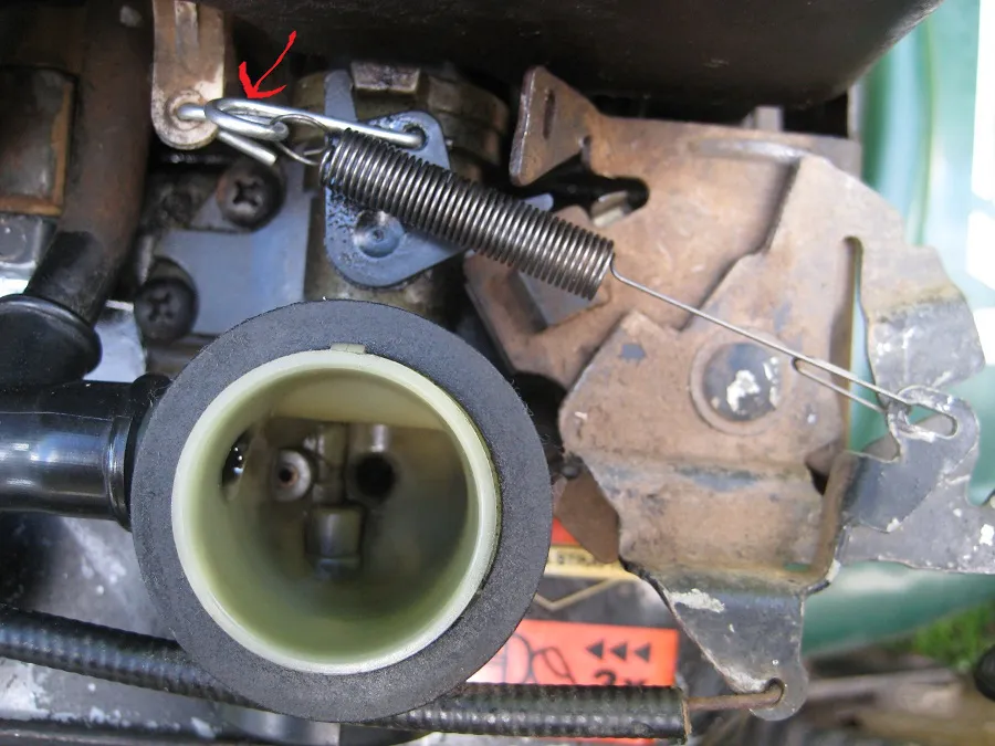 Sprężyna regulatora obrot&oacute;w w kosiarce spalinowej montaż