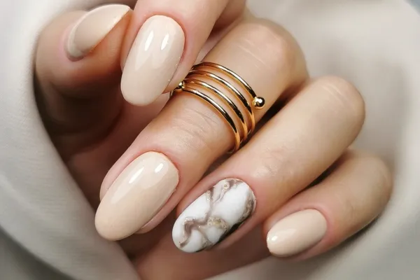 elegancki manicure komunijny kolory nude beż róż