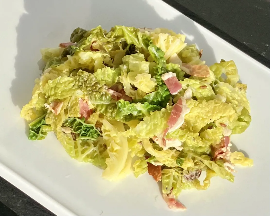 Wirsingsalat mit verschiedenen zus&auml;tzlichen Zutaten