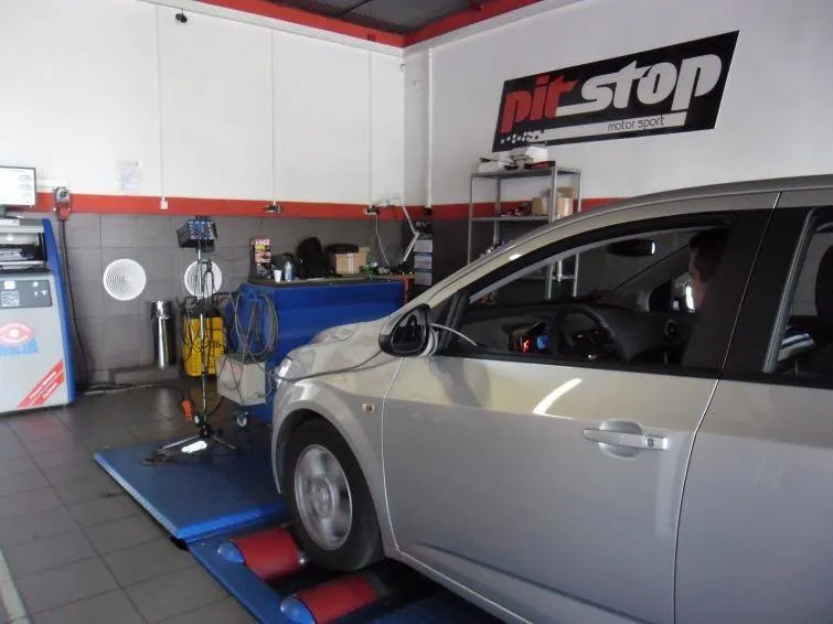 silnik samochodu na hamowni podwoziowej