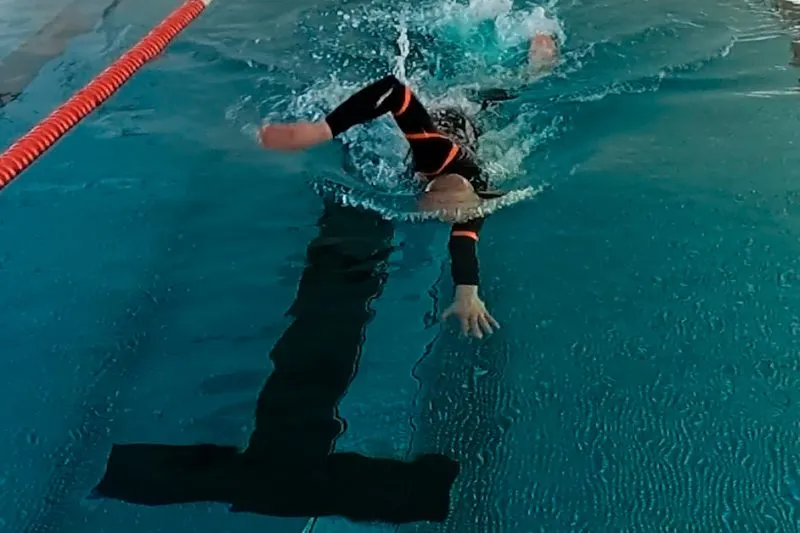 Pływak kraul wysoki łokieć pozycja ciała