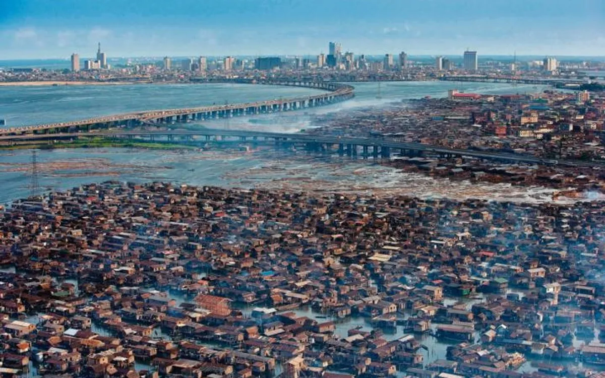 Zdjęcie tętniącego życiem afrykańskiego miasta (np. Lagos, Kair)