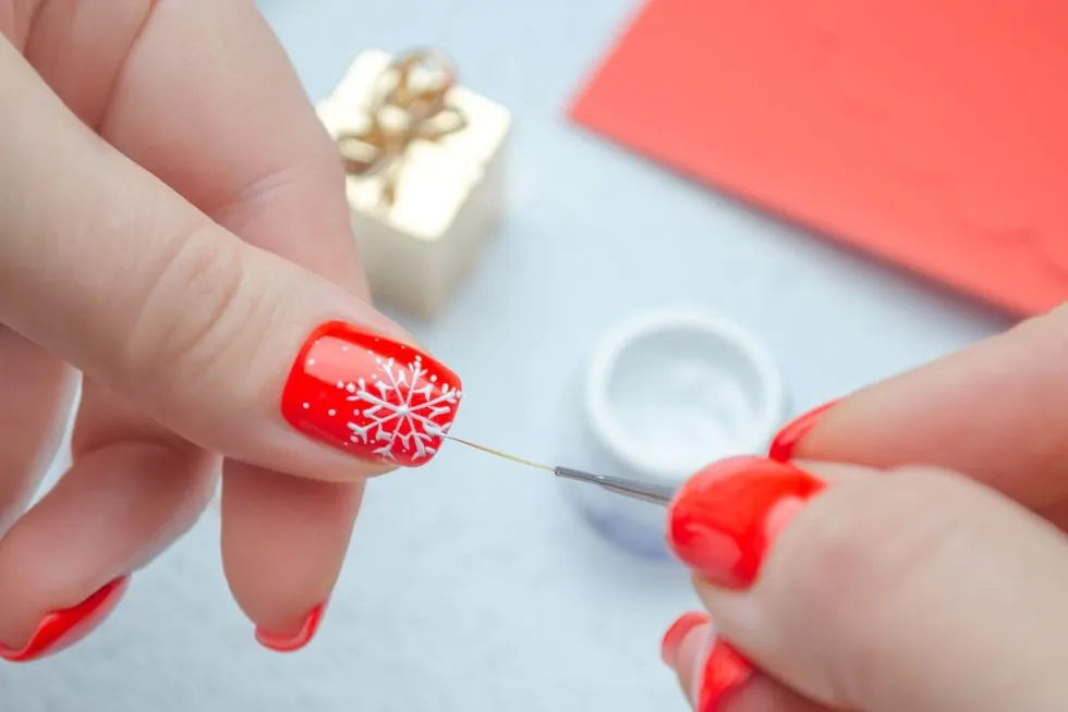 jak namalować śnieżynkę na paznokciach krok po kroku