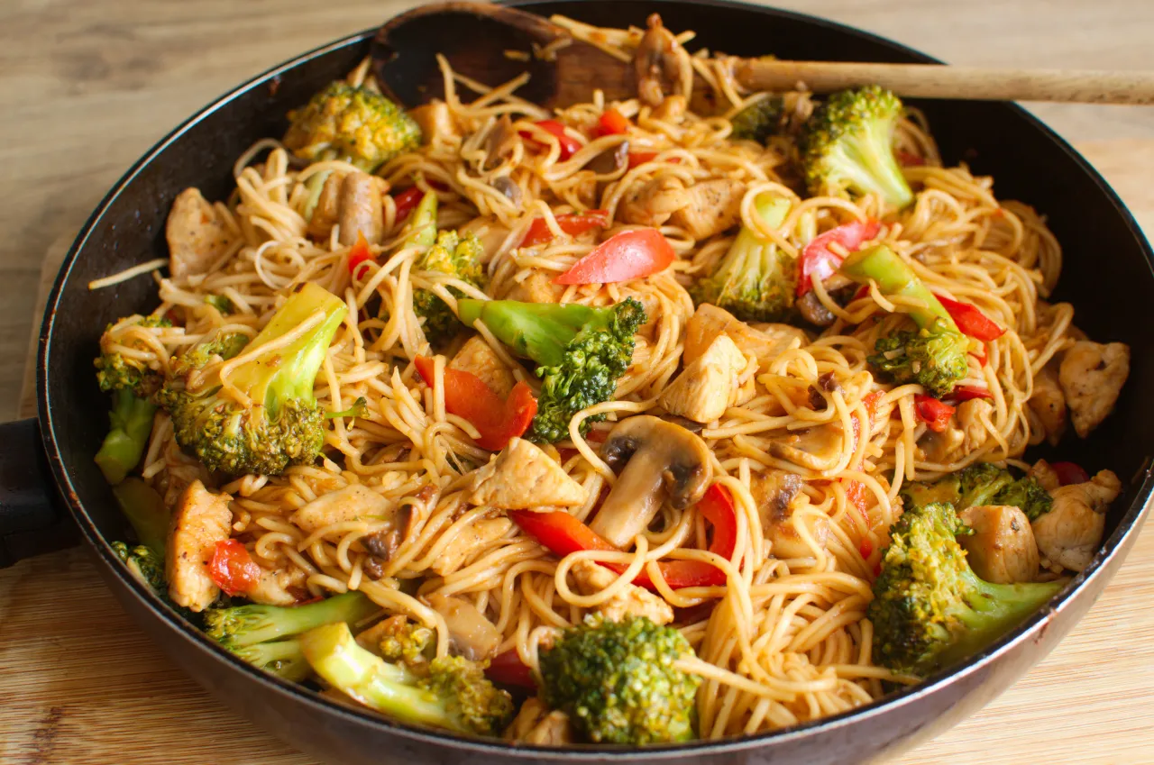Makaron z kurczakiem, brokułami i pieczarkami w sosie sojowym. Idealny przepis na to, jak zrobić sos sojowy do makaronu.