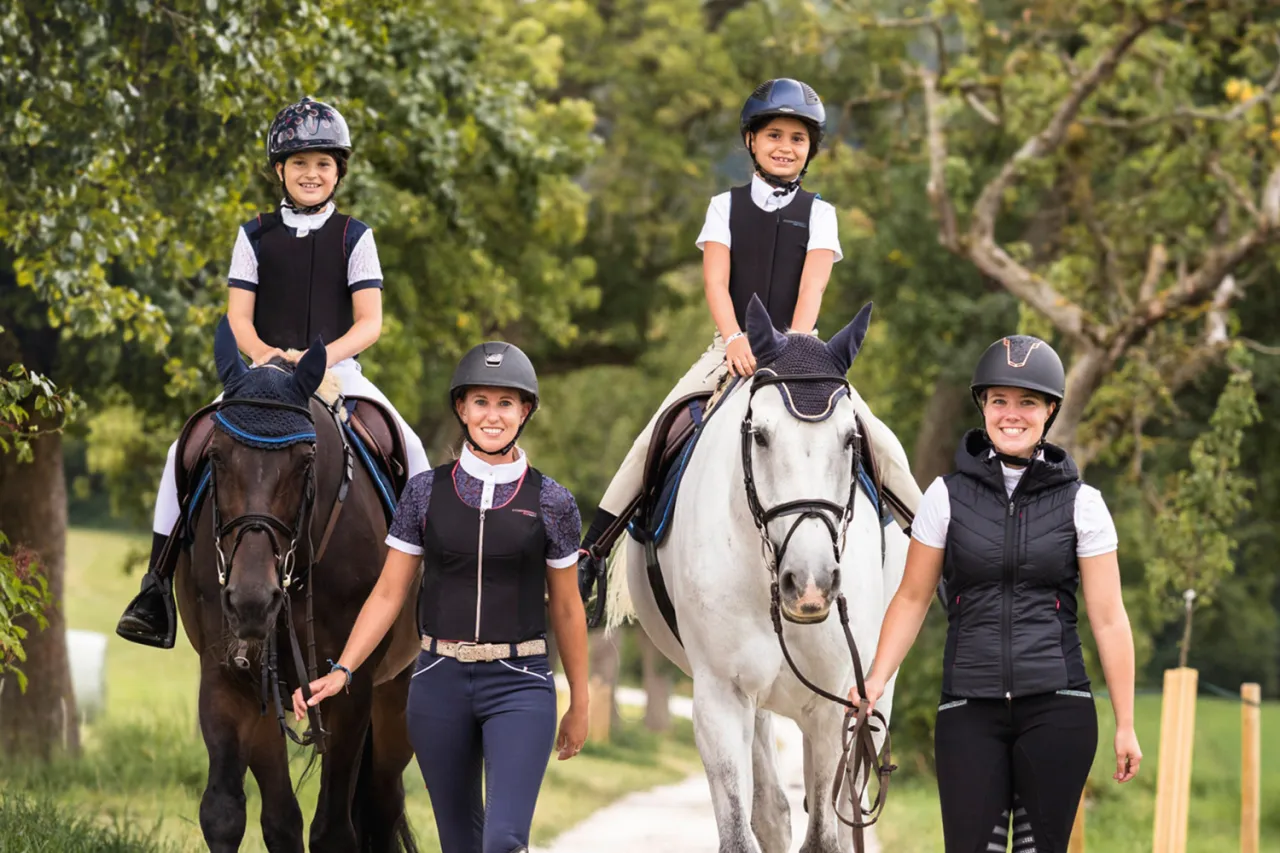 Jeździec w bluzie technicznej do jazdy konnej