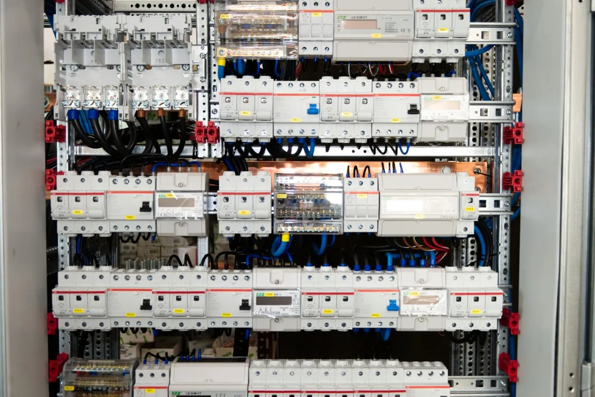 komponenty rozdzielnicy elektrycznej