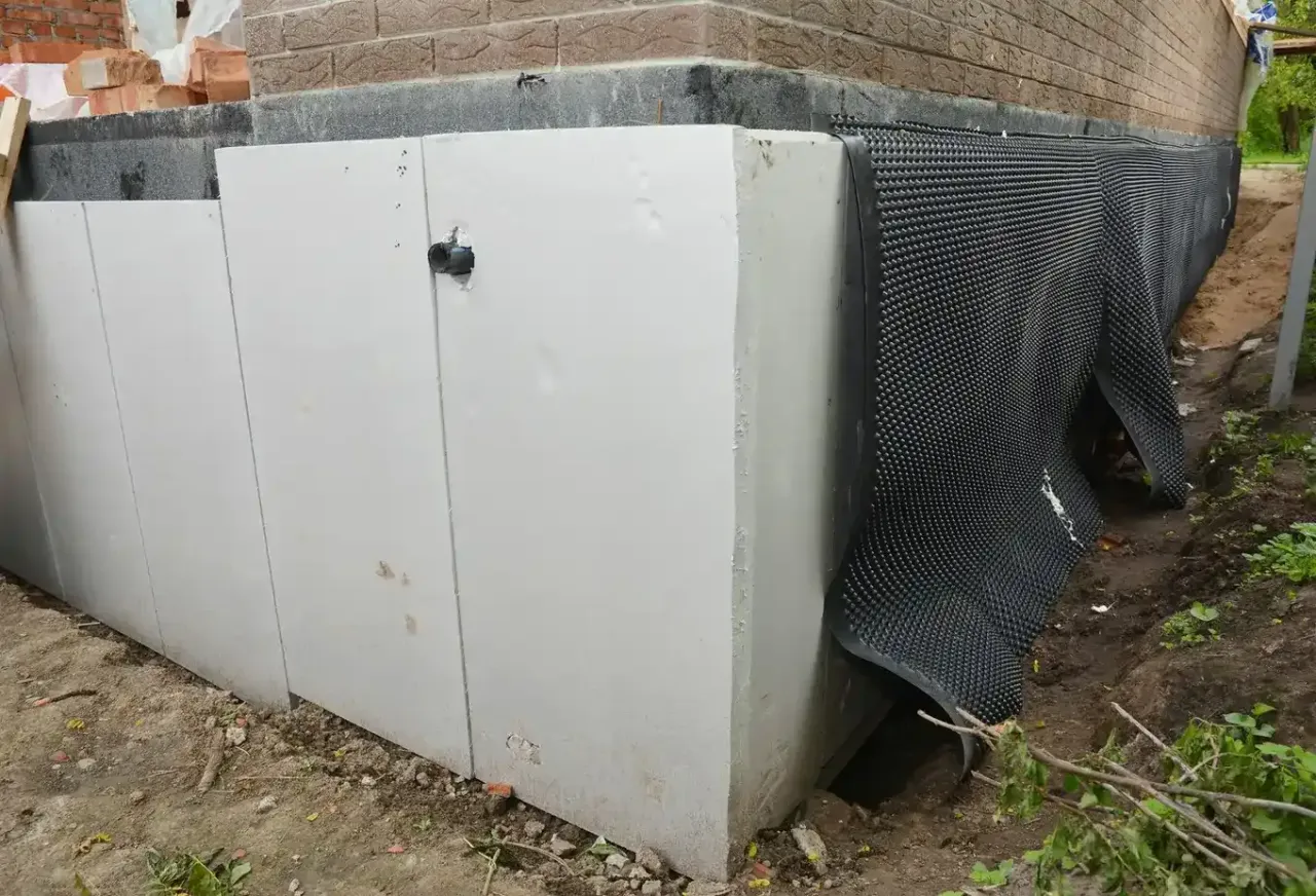 Płyty fundamentowe zabezpieczone membraną kubełkową. To kluczowy etap prac, by wiedzieć, czym smarować fundamenty dla ochrony przed wilgocią.