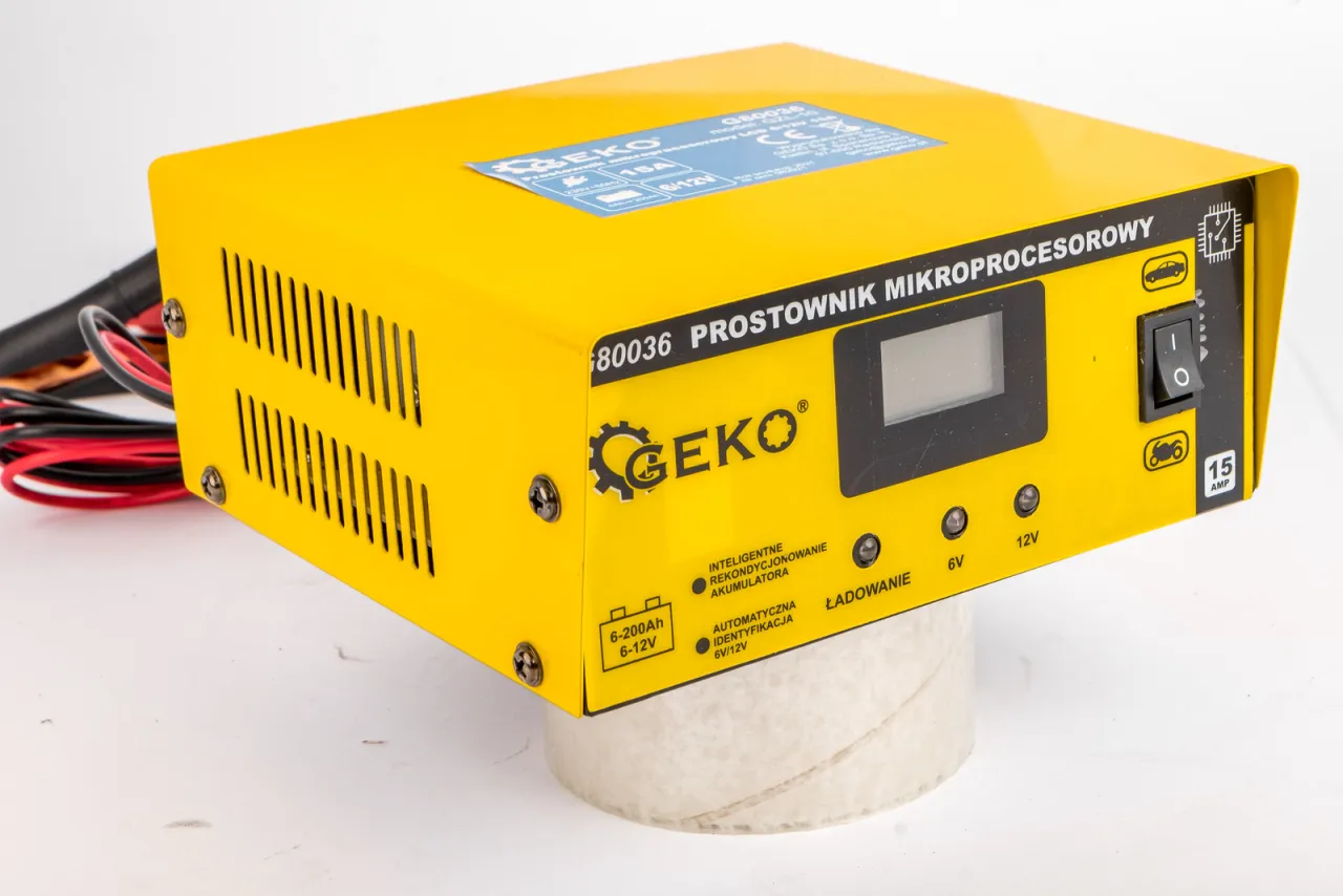 prostownik mikroprocesorowy wyświetlacz parametry