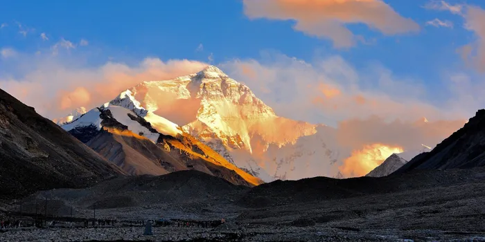 atemberaubende Panoramaaufnahme des Mount Everest im Sonnenaufgang